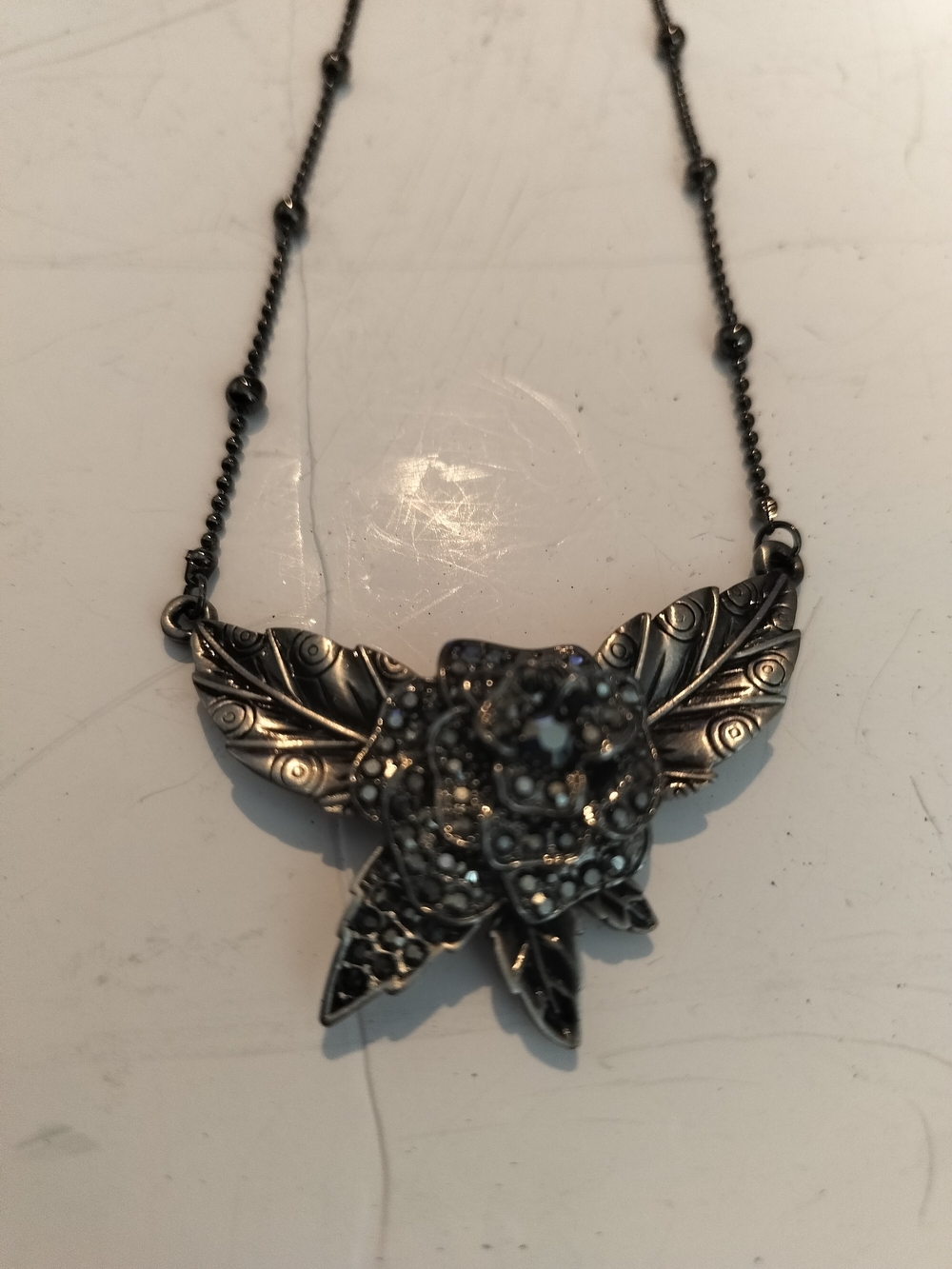Vintage-Inspired Floral Leaf Pendant Necklace - Black